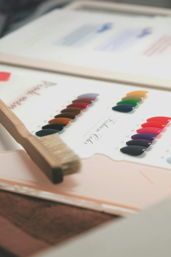 Quel est le secret pour réparer des ongles abîmés après des faux ongles?