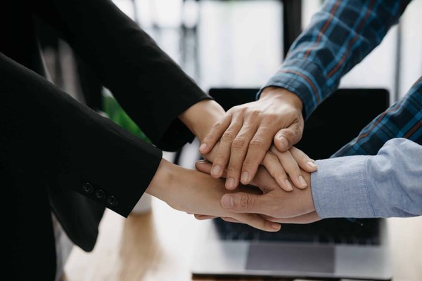 Quels exercices de coordination œil-main bénéficient aux chirurgiens en formation?