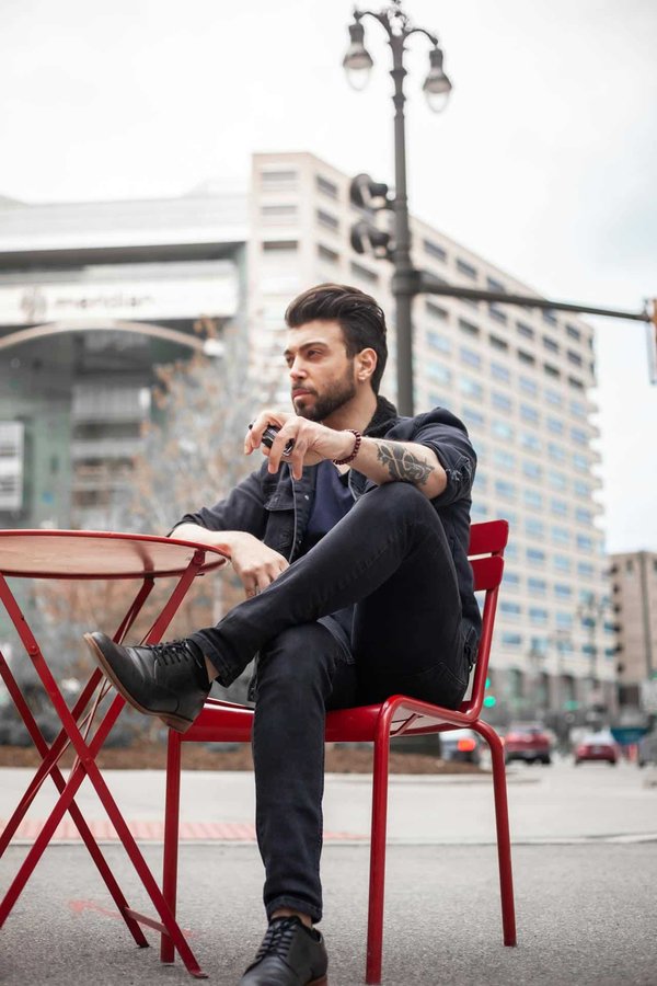 Quelle est la meilleure manière de combiner des pièces métalliques avec du cuir mat?