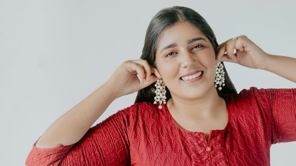 Quelles boucles d'oreilles pendantes pour sublimer sa tenue selon l'occasion ?